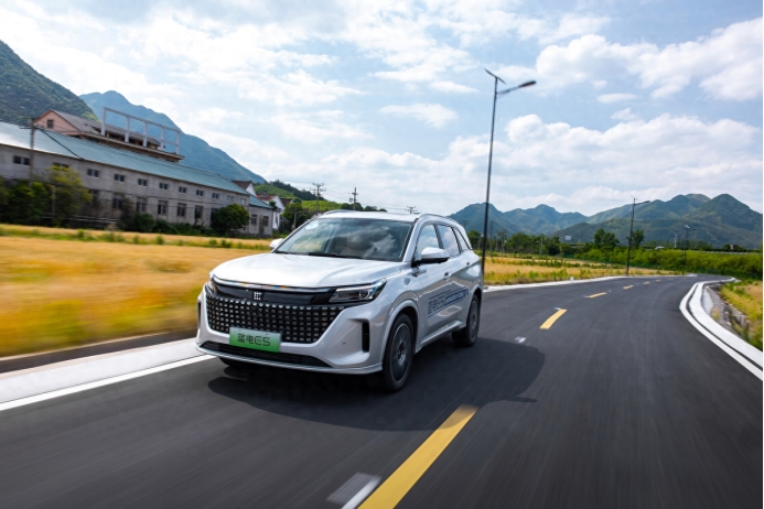 10万起就能买中型的SUV，电混动力，提供57座，可看蓝电E5